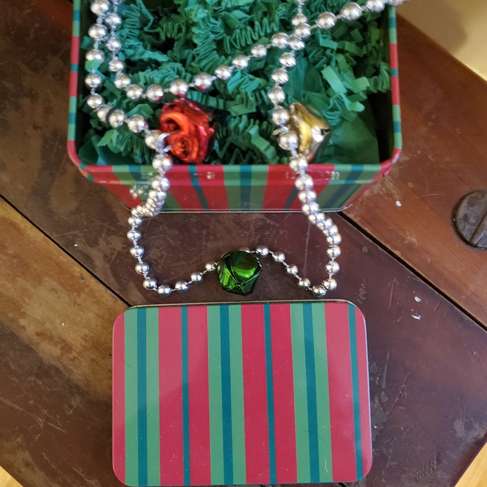 Festive Striped Tin with Beaded Garland